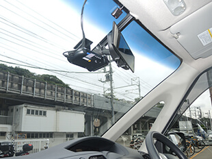 視界を妨げないコンパクトな装置