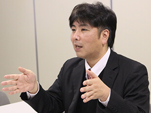 管理本部 総務部長 鈴木浩士 様