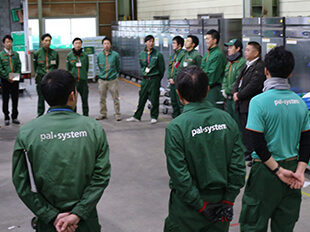 毎朝の声出しで情報を共有